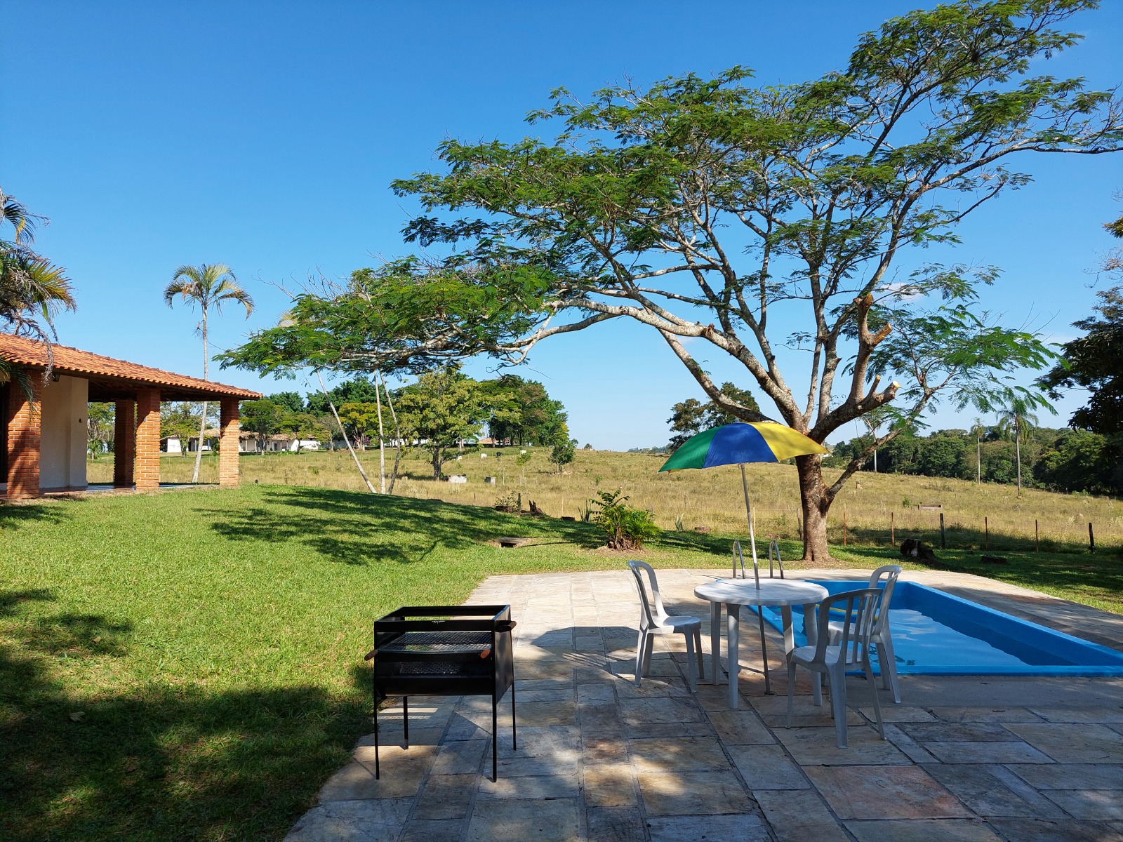 Área de lazer com piscina e churrasqueira