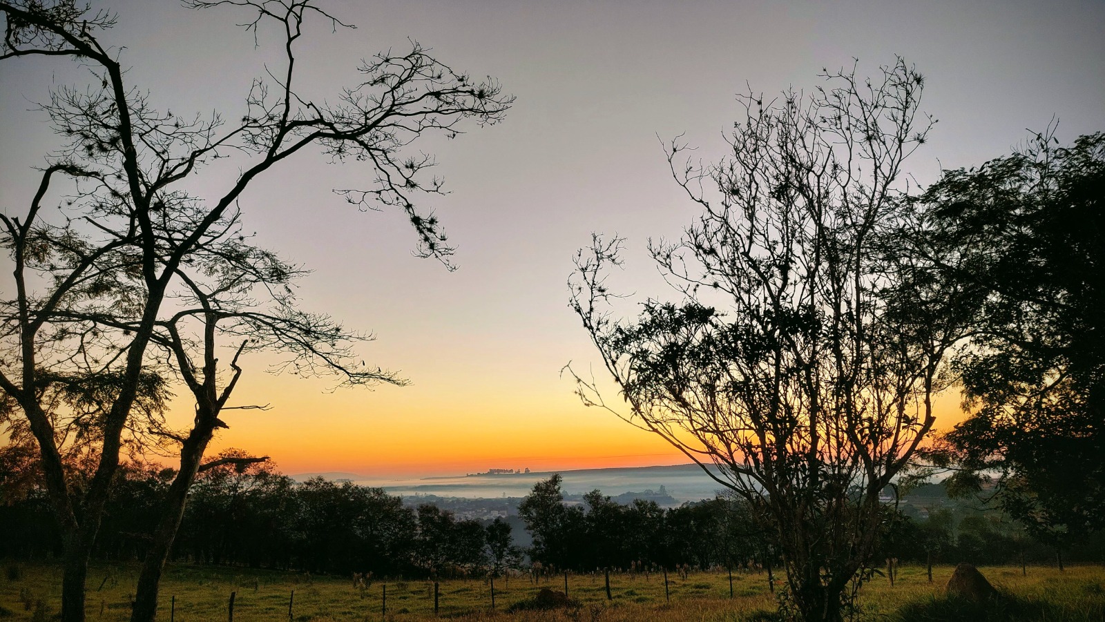Pôr do sol panorâmico sobre o vale